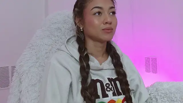 hantonella  online show from November 6, 2025, 1:26 pm