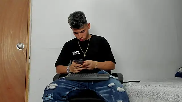 Snapshot of andrew_rose_ chatting on February 11, 2026, 4:23 am andrew rose online show from February 11, 2026, 4:23 am