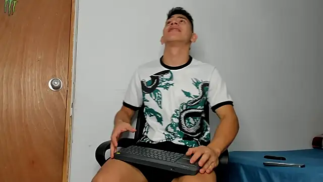 Snapshot of andrew_rose_ chatting on December 5, 2025, 6:50 pm andrew rose online show from December 5, 2025, 6:50 pm