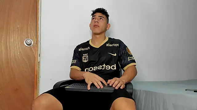 Snapshot of andrew_rose_ chatting on November 20, 2025, 4:18 pm andrew rose online show from November 20, 2025, 4:18 pm