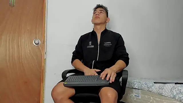 Snapshot of andrew_rose_ chatting on January 15, 2026, 4:54 pm andrew rose online show from January 15, 2026, 4:54 pm