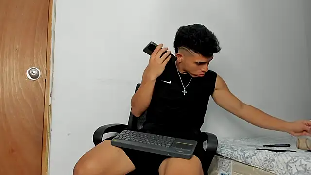 Snapshot of andrew_rose_ chatting on November 18, 2025, 3:21 am andrew rose online show from November 18, 2025, 3:21 am