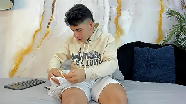 Snapshot of andrew_rose_ chatting on October 6, 2025, 4:08 pm andrew rose online show from October 6, 2025, 4:08 pm