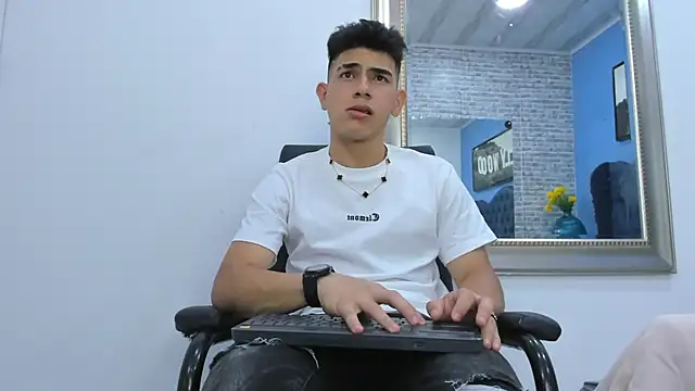 Snapshot of andrew_rose_ chatting on October 4, 2025, 3:19 am andrew rose online show from October 4, 2025, 3:19 am