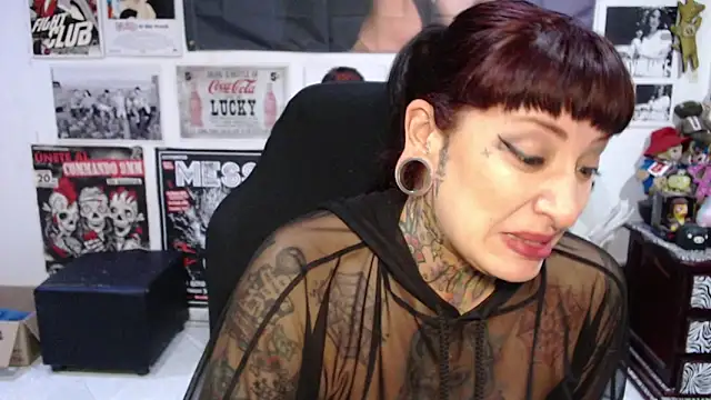 Snapshot of Rollyderolandia666 chatting on April 17, 2026, 11:07 pm Rollyderolandia666 online show from April 17, 2026, 11:07 pm