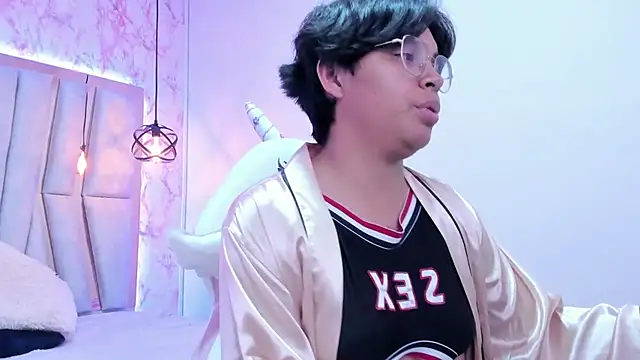 Emmapark  online show from March 8, 2025, 9:08 pm