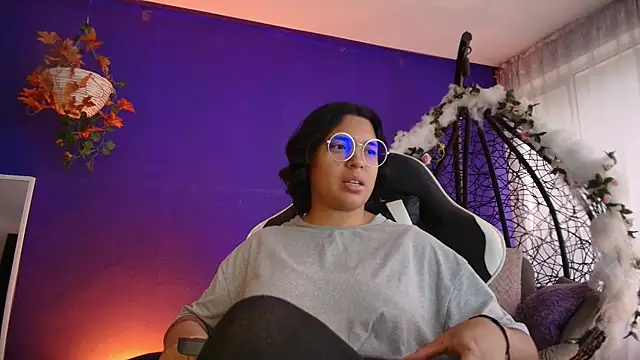 Emmapark  online show from April 12, 2026, 4:21 pm