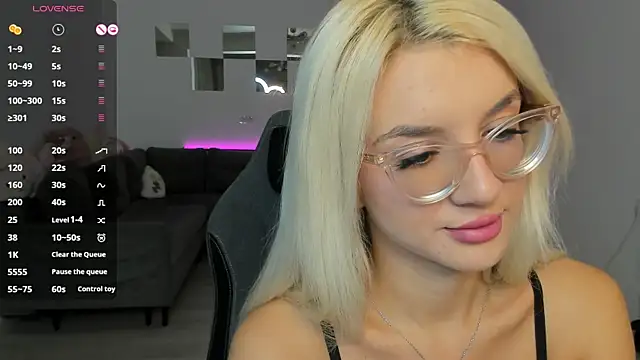 Snapshot of LovelyBianca chatting on October 8, 2025, 11:05 pm LovelyBianca online show from October 8, 2025, 11:05 pm