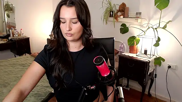 Snapshot of Lenas_Room chatting on May 25, 2026, 5:51 am Lenas Room online show from May 25, 2026, 5:51 am