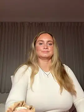 Sophie Raegan online show from April 8, 2026, 4:47 am