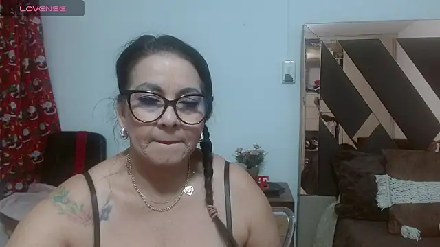 Snapshot of lindaesmeralda chatting on February 20, 2026, 11:01 am lindaesmeralda online show from February 20, 2026, 11:01 am