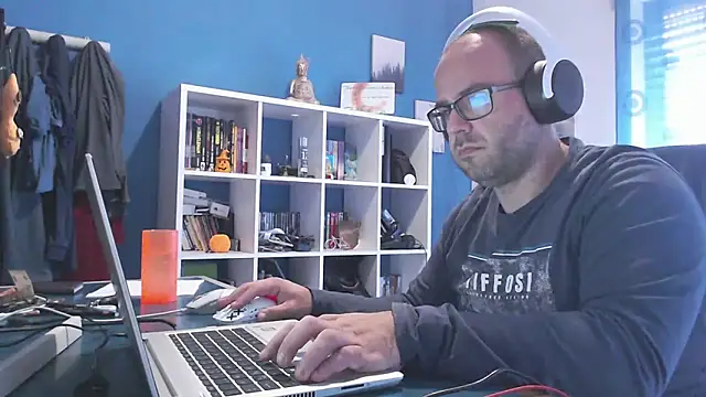 ravingr4d4 online show from November 6, 2025, 9:57 am