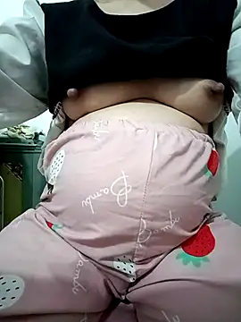 SweetGirl2k2 online show from March 18, 2026, 1:46 pm