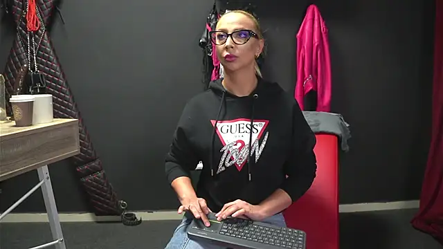 CelineConner online show from September 22, 2025, 4:07 am