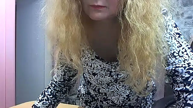 Snapshot of Helen1974 chatting on December 19, 2025, 1:13 pm Helen1974 online show from December 19, 2025, 1:13 pm