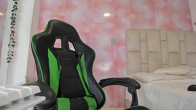 emily lean  online show from February 3, 2026, 10:15 pm