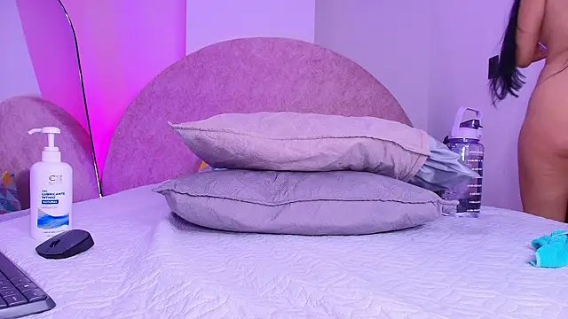 Snapshot of violett_lo chatting on December 19, 2025, 12:07 pm violett lo online show from December 19, 2025, 12:07 pm