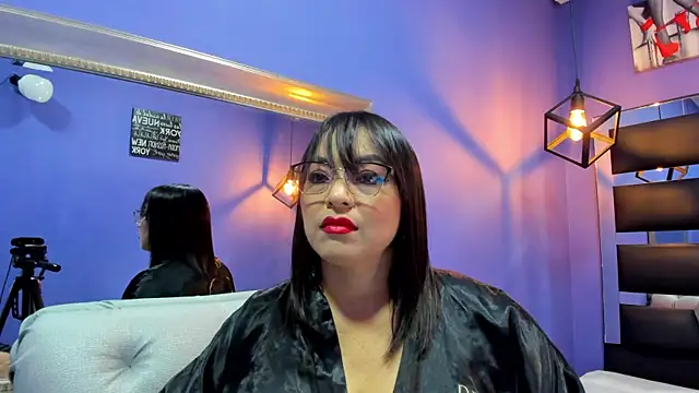 Snapshot of Romina017 chatting on October 21, 2025, 2:22 am Romina017 online show from October 21, 2025, 2:22 am