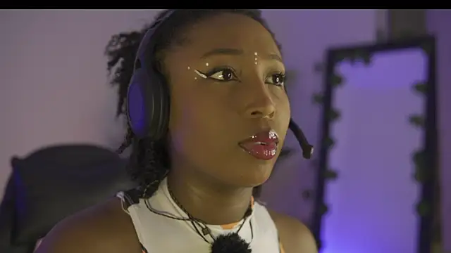 Snapshot of EmmaSanzz_ chatting on February 16, 2026, 12:04 pm EmmaSanzz online show from February 16, 2026, 12:04 pm