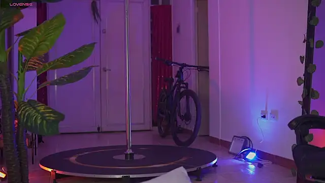 Snapshot of EmmaSanzz_ chatting on February 27, 2026, 10:37 am EmmaSanzz online show from February 27, 2026, 10:37 am