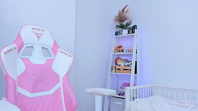 Lily Young online show from March 18, 2025, 6:50 am