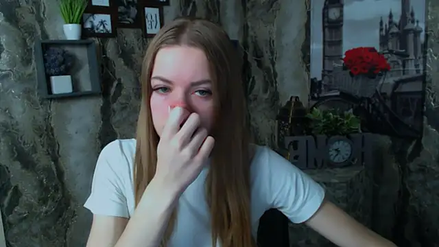 Snapshot of AliceFlirtt_ chatting on November 28, 2025, 8:36 am AliceFlirtt online show from November 28, 2025, 8:36 am