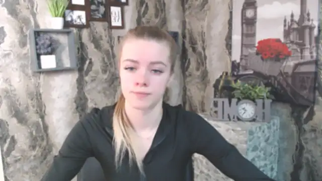 Snapshot of AliceFlirtt_ chatting on December 5, 2025, 9:52 am AliceFlirtt online show from December 5, 2025, 9:52 am