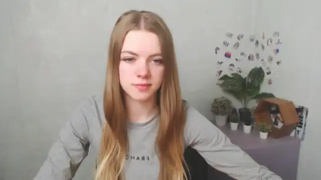 Snapshot of AliceFlirtt_ chatting on December 16, 2025, 9:35 am AliceFlirtt online show from December 16, 2025, 9:35 am