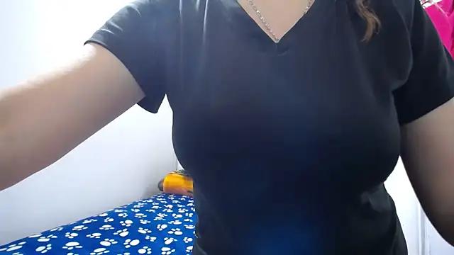 Luna girlhot  online show from March 4, 2026, 4:04 pm