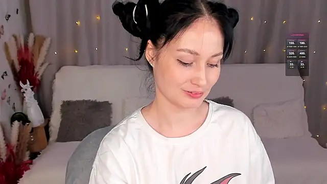 LisaMooore online show from February 15, 2025, 6:33 pm