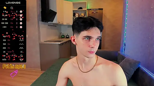 Snapshot of Aaron_Boom chatting on October 31, 2025, 12:40 am Aaron Boom online show from October 31, 2025, 12:40 am