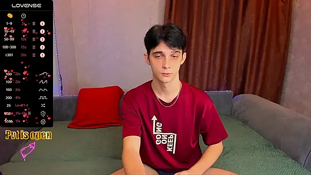 Snapshot of Aaron_Boom chatting on December 4, 2025, 12:20 am Aaron Boom online show from December 4, 2025, 12:20 am