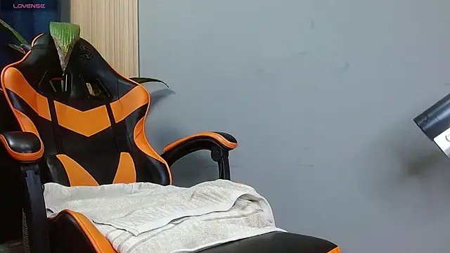 Snapshot of Mr_WhiteCock chatting on October 23, 2025, 12:20 am Mr WhiteCock online show from October 23, 2025, 12:20 am