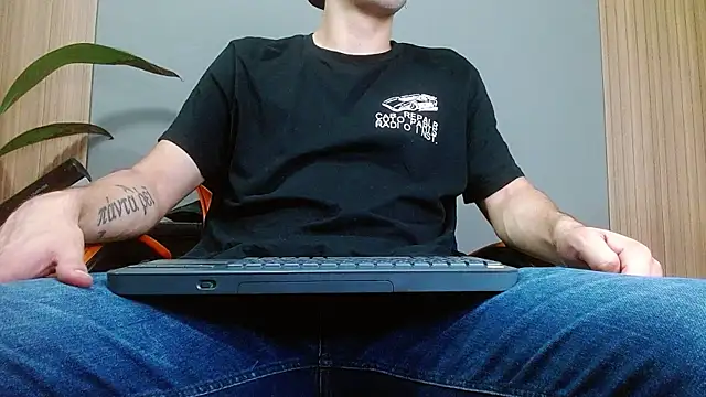 Snapshot of Mr_WhiteCock chatting on November 20, 2025, 11:36 pm Mr WhiteCock online show from November 20, 2025, 11:36 pm