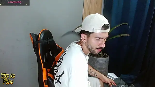 Snapshot of Mr_WhiteCock chatting on December 2, 2025, 10:11 pm Mr WhiteCock online show from December 2, 2025, 10:11 pm