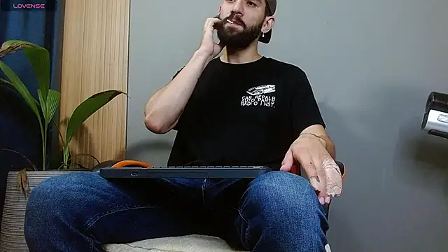 Snapshot of Mr_WhiteCock chatting on November 5, 2025, 2:03 am Mr WhiteCock online show from November 5, 2025, 2:03 am