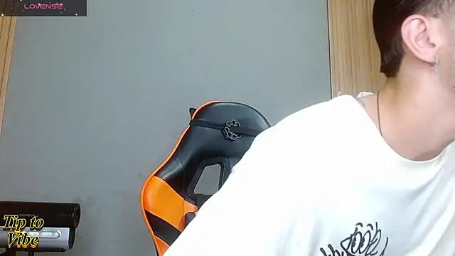 Snapshot of Mr_WhiteCock chatting on December 1, 2025, 9:15 pm Mr WhiteCock online show from December 1, 2025, 9:15 pm