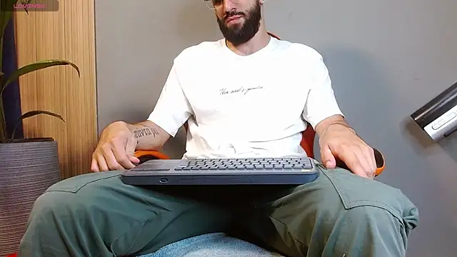 Snapshot of Mr_WhiteCock chatting on September 19, 2025, 11:42 pm Mr WhiteCock online show from September 19, 2025, 11:42 pm