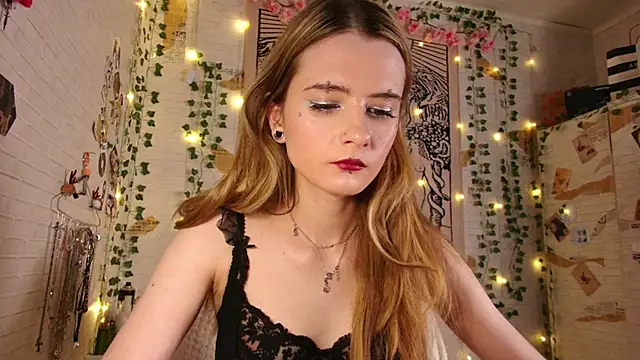 Snapshot of summerhazeee chatting on February 4, 2026, 6:14 pm summerhazeee online show from February 4, 2026, 6:14 pm