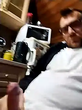 Snapshot of tomee83 chatting on December 4, 2025, 6:12 am tomee83 online show from December 4, 2025, 6:12 am