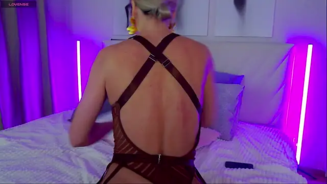 Snapshot of LeilaToker chatting on November 17, 2025, 2:26 am LeilaToker online show from November 17, 2025, 2:26 am