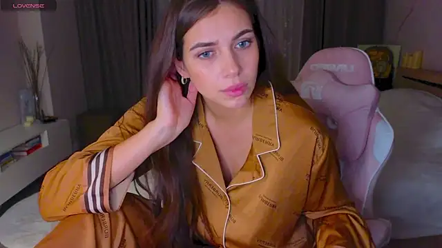 Snapshot of Elika_Foxxx chatting on February 2, 2025, 12:02 pm Elika Foxxx online show from February 2, 2025, 12:02 pm