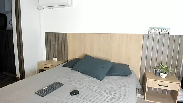 rebeca cortez  online show from October 30, 2025, 8:28 pm