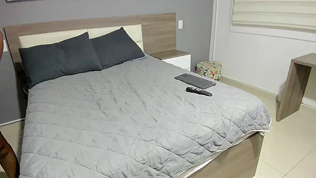 rebeca cortez  online show from September 27, 2025, 8:04 pm