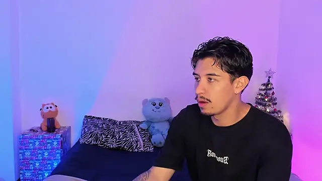 Snapshot of BradLovEmma_ chatting on December 28, 2024, 10:34 pm BradLovEmma online show from December 28, 2024, 10:34 pm