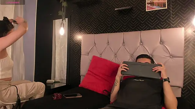 Snapshot of BradLovEmma_ chatting on November 7, 2025, 1:32 am BradLovEmma online show from November 7, 2025, 1:32 am