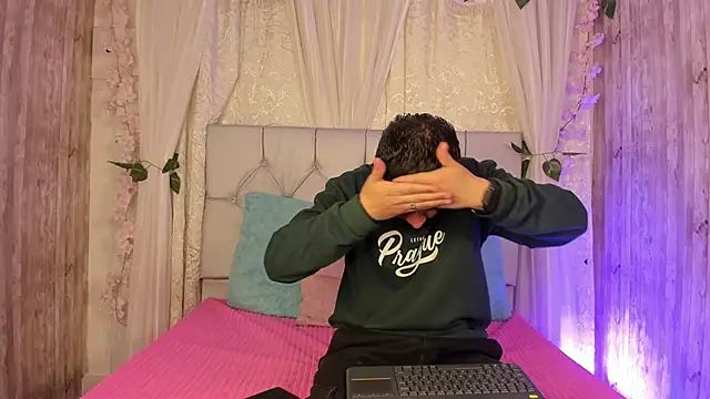 Snapshot of BradLovEmma_ chatting on November 3, 2025, 4:43 pm BradLovEmma online show from November 3, 2025, 4:43 pm