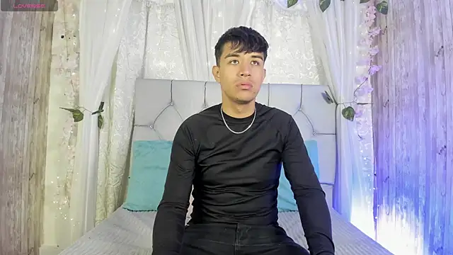 Snapshot of BradLovEmma_ chatting on November 12, 2025, 1:43 am BradLovEmma online show from November 12, 2025, 1:43 am