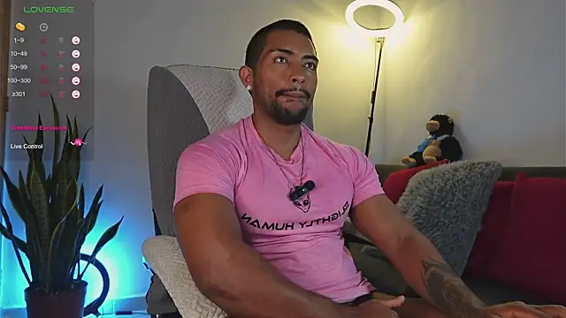 Snapshot of Couple_muscle1 chatting on April 27, 2026, 2:04 pm Couple muscle1 online show from April 27, 2026, 2:04 pm