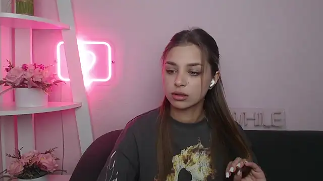 Snapshot of MilanaAngelAs chatting on December 16, 2025, 8:35 pm MilanaAngelAs online show from December 16, 2025, 8:35 pm